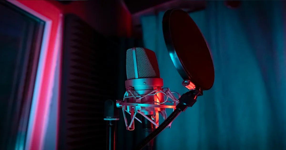 Off-Axis Response and Polar Pattern Coloration in Microphones